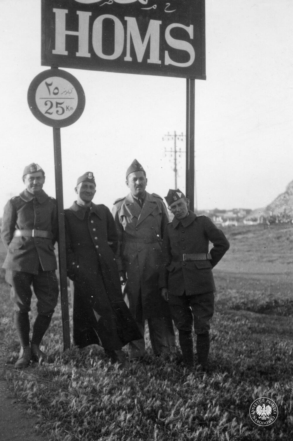 Jan Chrzanowski (po lewej stronie zdjęcia) i inni żołnierze przy wjeździe do Homs w Syrii (IPN Ka 454/79, t. 3)