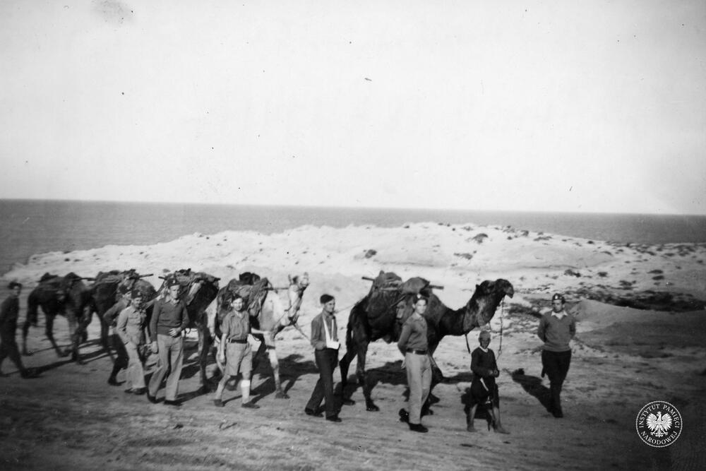 Jan Chrzanowski (drugi od lewej strony) i inni żołnierze w drodze do obozu dla rekonwalescentów – żołnierzy alianckich w Netanji, luty 1941 r. (IPN Ka 454/79, t. 3)