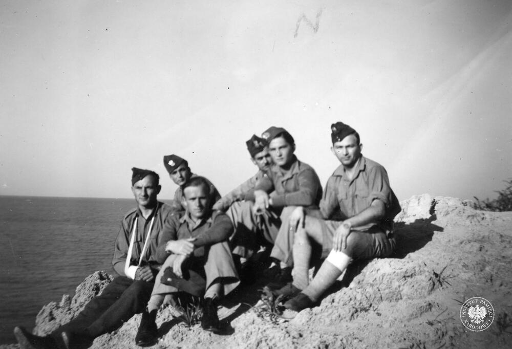 Jan Chrzanowski (trzeci od prawej strony w górnym rzędzie) i inni żołnierze na terenie obozu dla rekonwalescentów – żołnierzy alianckich w Netanji, luty 1941 r. (IPN Ka 454/79, t. 3)