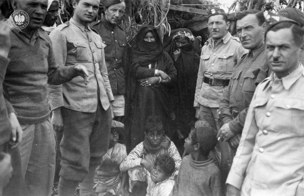 Jan Chrzanowski (pierwszy od prawej) i inni żołnierze z mieszkańcami Palestyny (IPN Ka 454/79, t. 3)