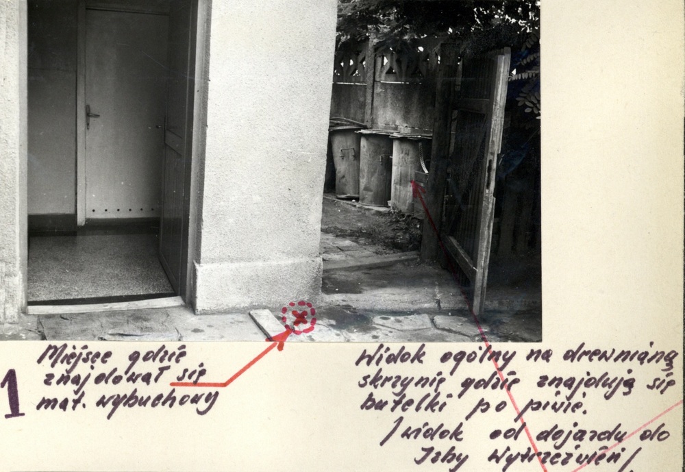 Widok wejścia do budynku oraz przejścia obok niego (IPN Ka 048/1411)