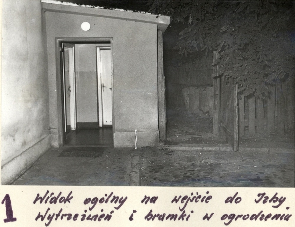 Widok wejścia do budynku; na ziemi po prawej stronie leży ładunek (IPN Ka 048/1411)