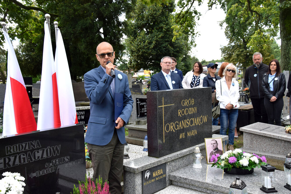 aczenie mogiły powstańca wielkopolskiego Tomasza Organiściaka plakietą „Grób Weterana Walk o Wolność i Niepodległość Polski". Fot.: OBUWiM Katowice