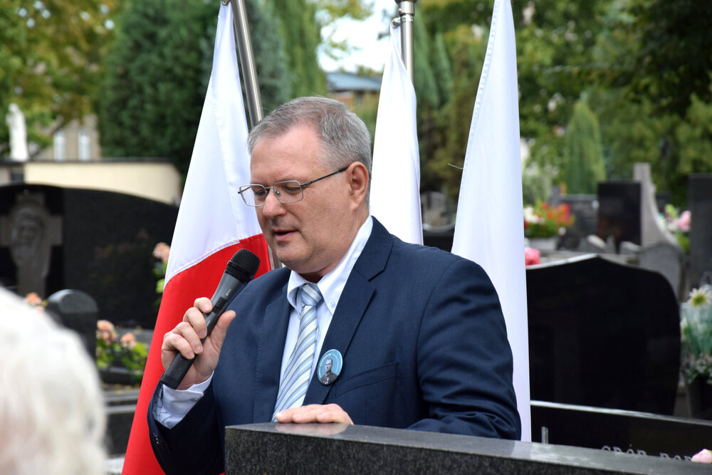 aczenie mogiły powstańca wielkopolskiego Tomasza Organiściaka plakietą „Grób Weterana Walk o Wolność i Niepodległość Polski". Fot.: OBUWiM Katowice