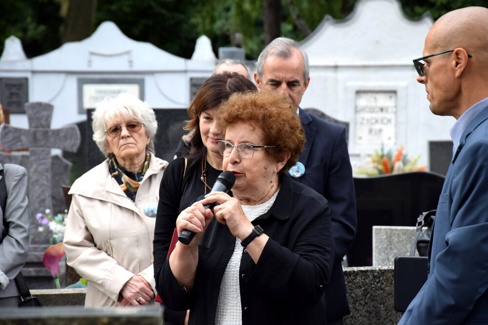 aczenie mogiły powstańca wielkopolskiego Tomasza Organiściaka plakietą „Grób Weterana Walk o Wolność i Niepodległość Polski". Fot.: OBUWiM Katowice