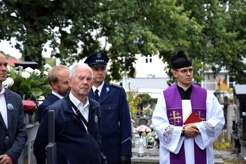 Oznaczenie mogiły powstańca wielkopolskiego Tomasza Organiściaka plakietą „Grób Weterana Walk o Wolność i Niepodległość Polski". Fot.: OBUWiM Katowice