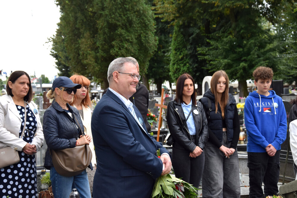 Oznaczenie mogiły powstańca wielkopolskiego Tomasza Organiściaka plakietą „Grób Weterana Walk o Wolność i Niepodległość Polski". Fot.: OBUWiM Katowice