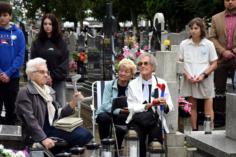 Oznaczenie mogiły powstańca wielkopolskiego Tomasza Organiściaka plakietą „Grób Weterana Walk o Wolność i Niepodległość Polski". Fot.: OBUWiM Katowice