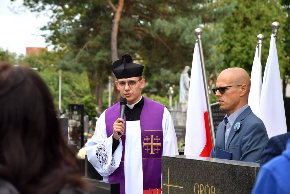 Oznaczenie mogiły powstańca wielkopolskiego Tomasza Organiściaka plakietą „Grób Weterana Walk o Wolność i Niepodległość Polski". Fot.: OBUWiM Katowice