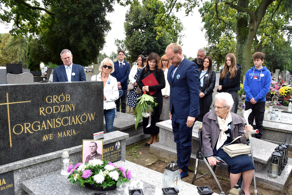 Oznaczenie mogiły powstańca wielkopolskiego Tomasza Organiściaka plakietą „Grób Weterana Walk o Wolność i Niepodległość Polski". Fot.: OBUWiM Katowice