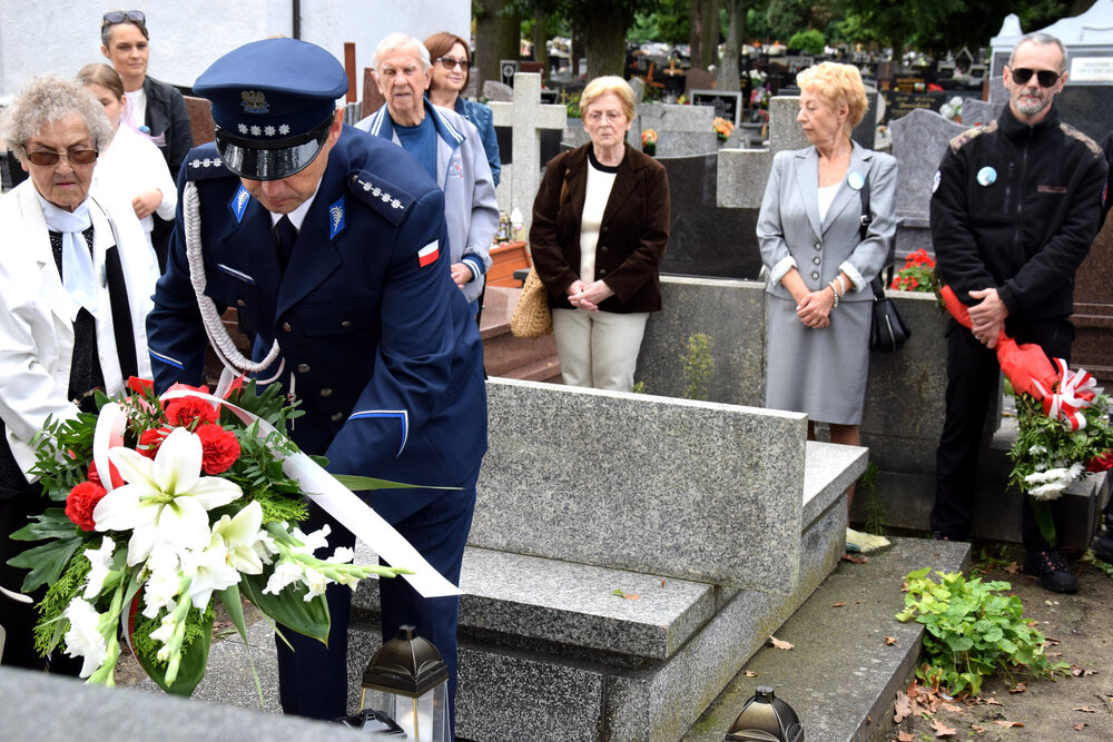 Oznaczenie mogiły powstańca wielkopolskiego Tomasza Organiściaka plakietą „Grób Weterana Walk o Wolność i Niepodległość Polski". Fot.: OBUWiM Katowice
