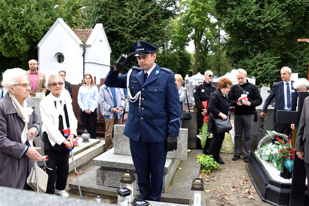 Oznaczenie mogiły powstańca wielkopolskiego Tomasza Organiściaka plakietą „Grób Weterana Walk o Wolność i Niepodległość Polski". Fot.: OBUWiM Katowice
