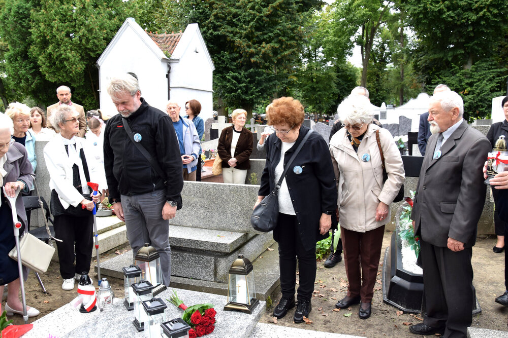 Oznaczenie mogiły powstańca wielkopolskiego Tomasza Organiściaka plakietą „Grób Weterana Walk o Wolność i Niepodległość Polski". Fot.: OBUWiM Katowice