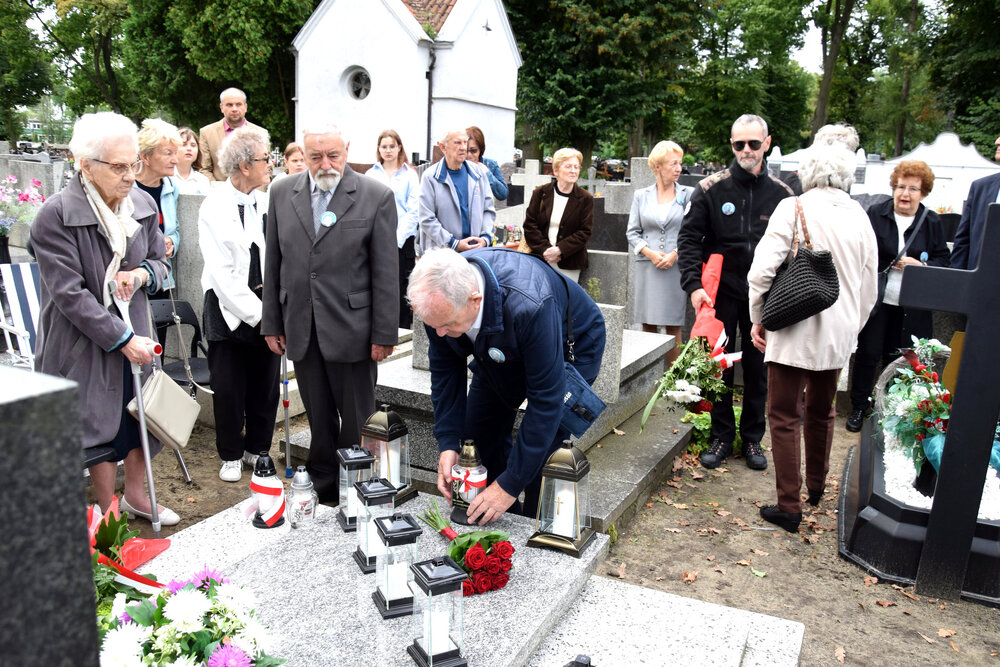 Oznaczenie mogiły powstańca wielkopolskiego Tomasza Organiściaka plakietą „Grób Weterana Walk o Wolność i Niepodległość Polski". Fot.: OBUWiM Katowice