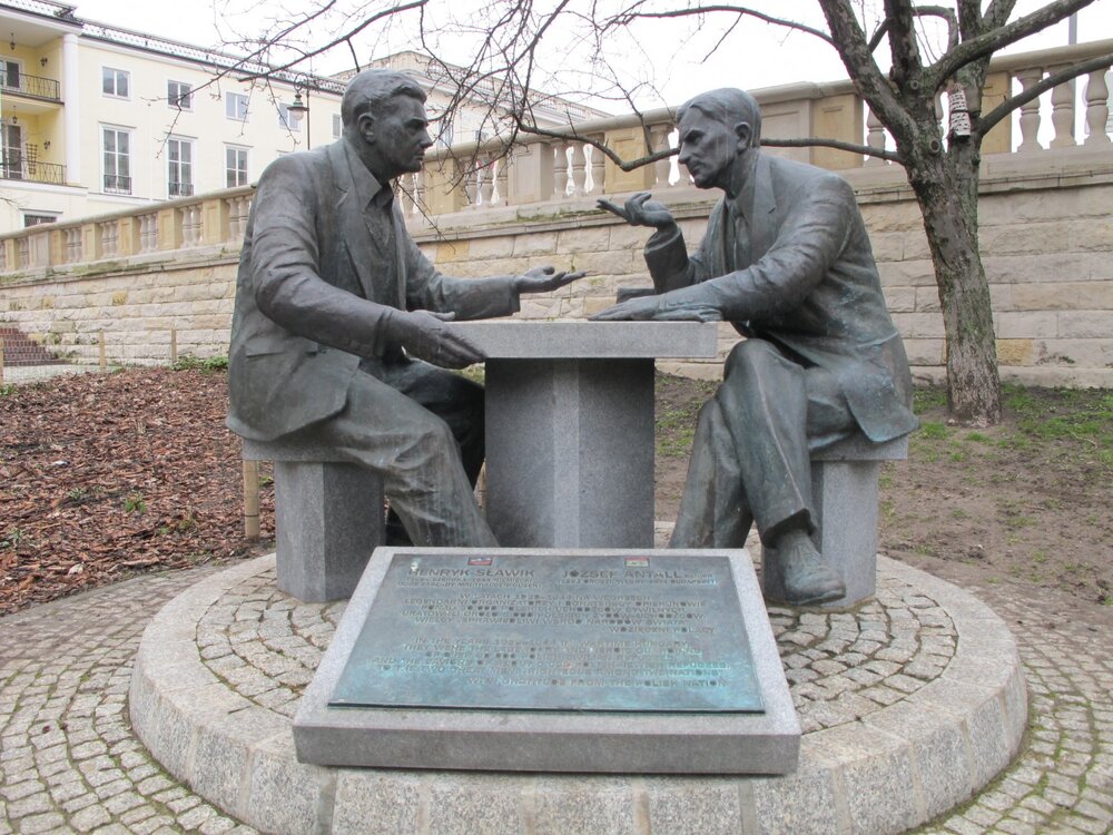 Pomnik Henryka Sławika i Józsefa Antalla w Warszawie. Fot. Tomasz Kurpierz