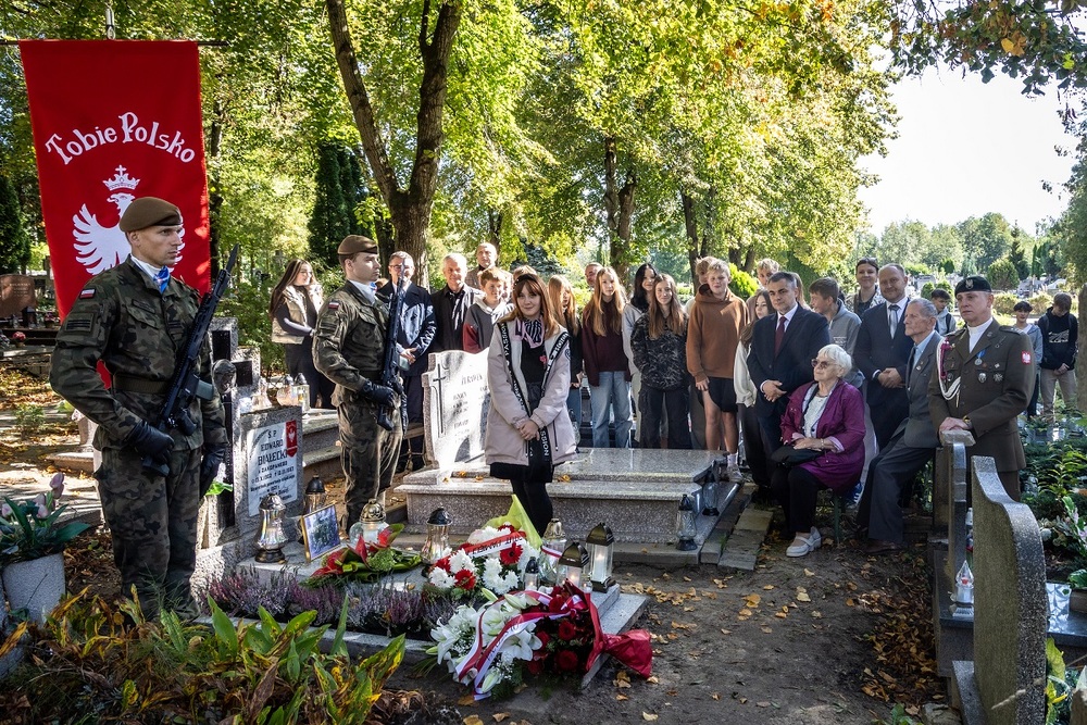 Uroczystość oznaczenia grobu powstańca śląskiego Edwarda Białeckiego znakiem pamięci „Tobie Polsko”. Fot. Łukasz Czechyra/IPN