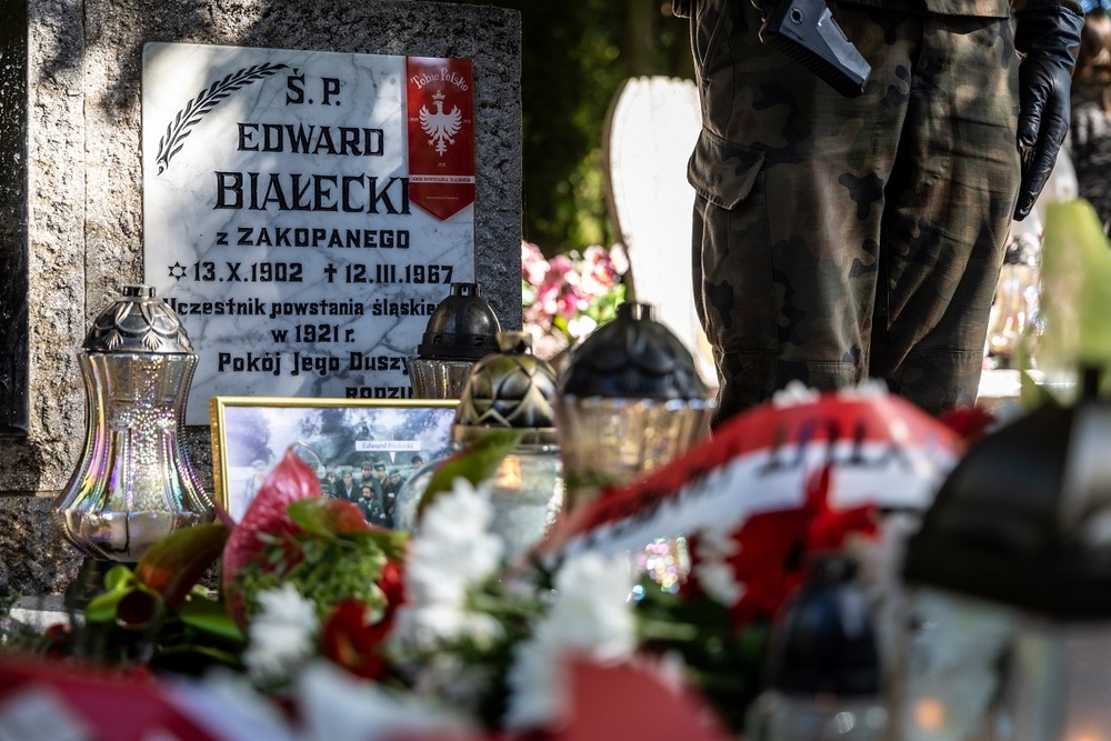Uroczystość oznaczenia grobu powstańca śląskiego Edwarda Białeckiego znakiem pamięci „Tobie Polsko”. Fot. Łukasz Czechyra/IPN