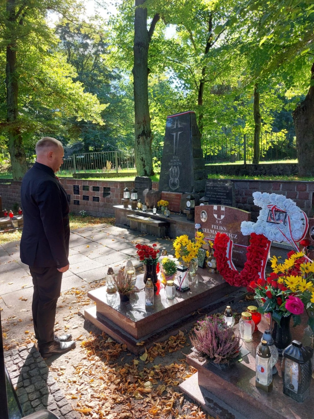 Delegacja katowickiego IPN zapaliła znicze na grobach Feliksa Selmanowicz „Zagończyka” i Danuty Siedzikówny „Inki”.