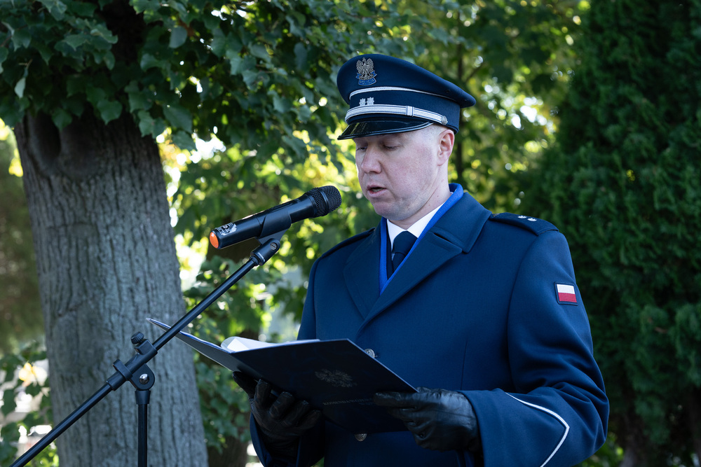 Uroczystość oznaczenia grobu insp. PP Wiktora Ludwikowskiego znakiem pamięci „Tobie Polsko” w Kędzierzynie-Koźlu. Fot.: IPN Krzysztof Łojko
