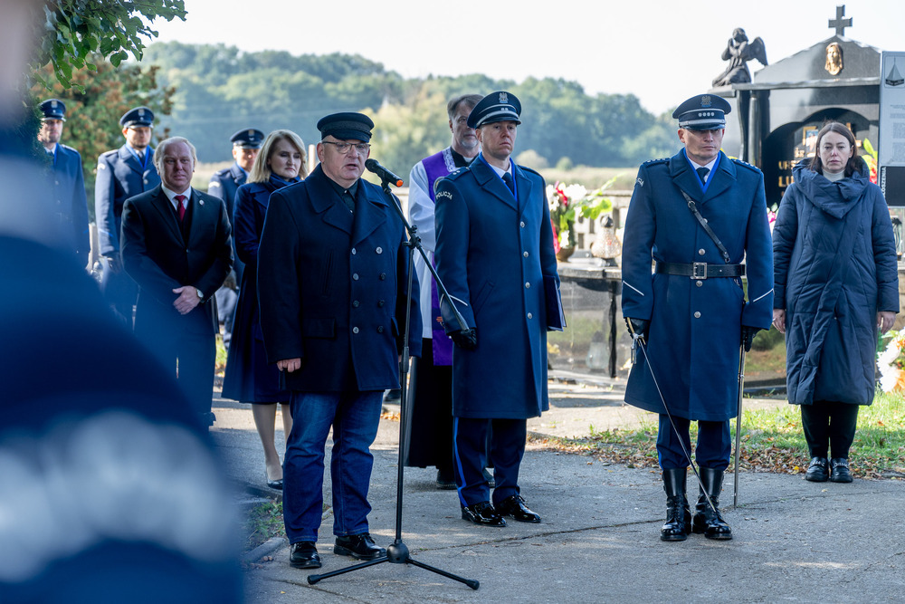 Uroczystość oznaczenia grobu insp. PP Wiktora Ludwikowskiego znakiem pamięci „Tobie Polsko” w Kędzierzynie-Koźlu. Fot.: IPN Krzysztof Łojko