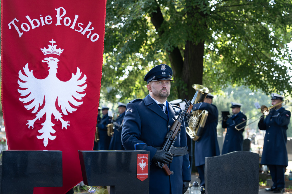 Uroczystość oznaczenia grobu insp. PP Wiktora Ludwikowskiego znakiem pamięci „Tobie Polsko” w Kędzierzynie-Koźlu. Fot.: IPN Krzysztof Łojko