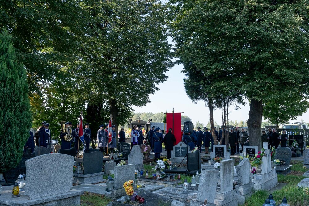 Uroczystość oznaczenia grobu insp. PP Wiktora Ludwikowskiego znakiem pamięci „Tobie Polsko” w Kędzierzynie-Koźlu. Fot.: IPN Krzysztof Łojko