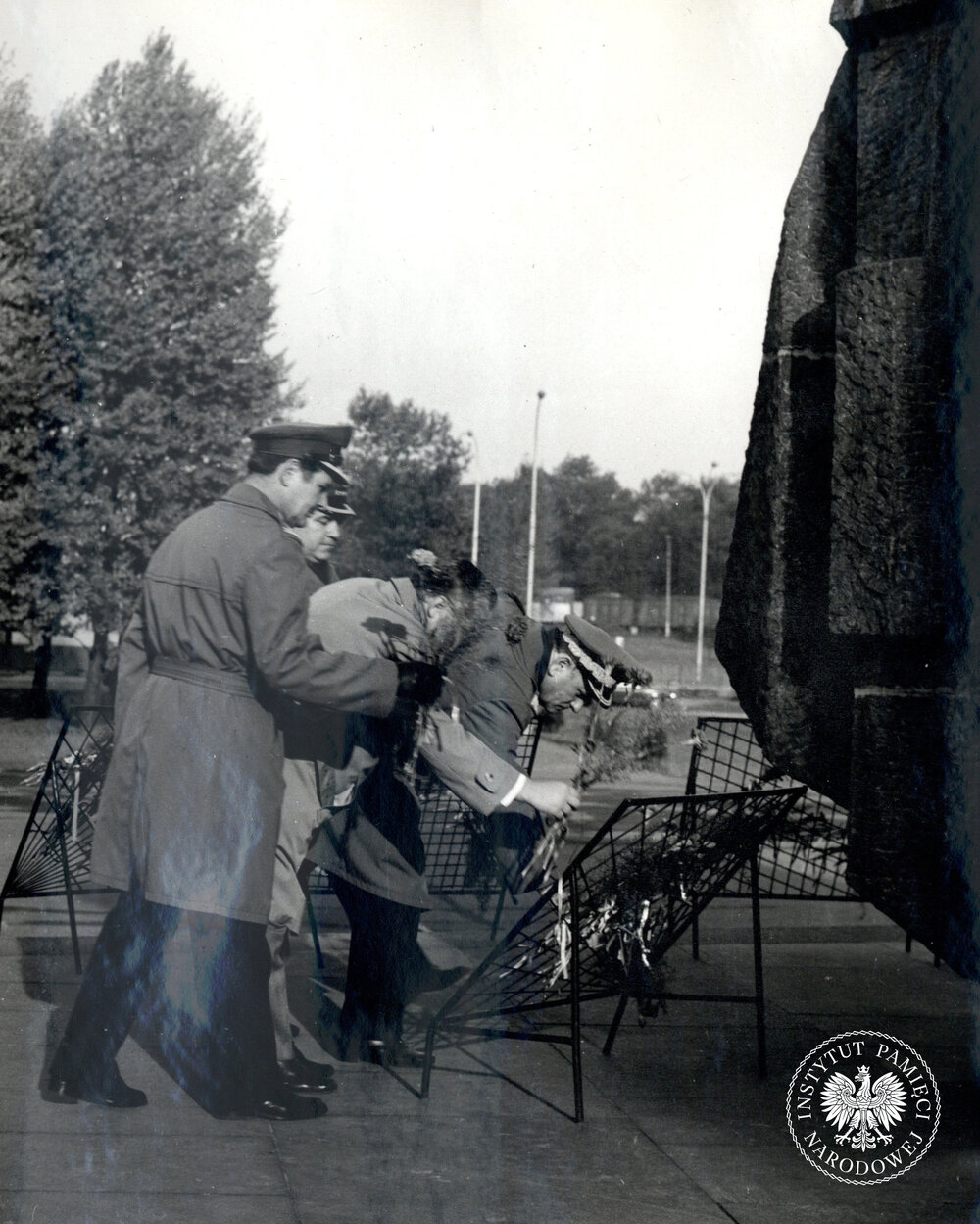 Uroczystości z okazji XXXIII rocznicy powołania MO i SB, październik 1977 r.: „warta honorowa kierownictwa służbowego i partyjnego KW MO w Katowicach” pod nieistniejącym już pomnikiem Czynu Rewolucyjnego w Sosnowcu (IPN Ka 439/16)