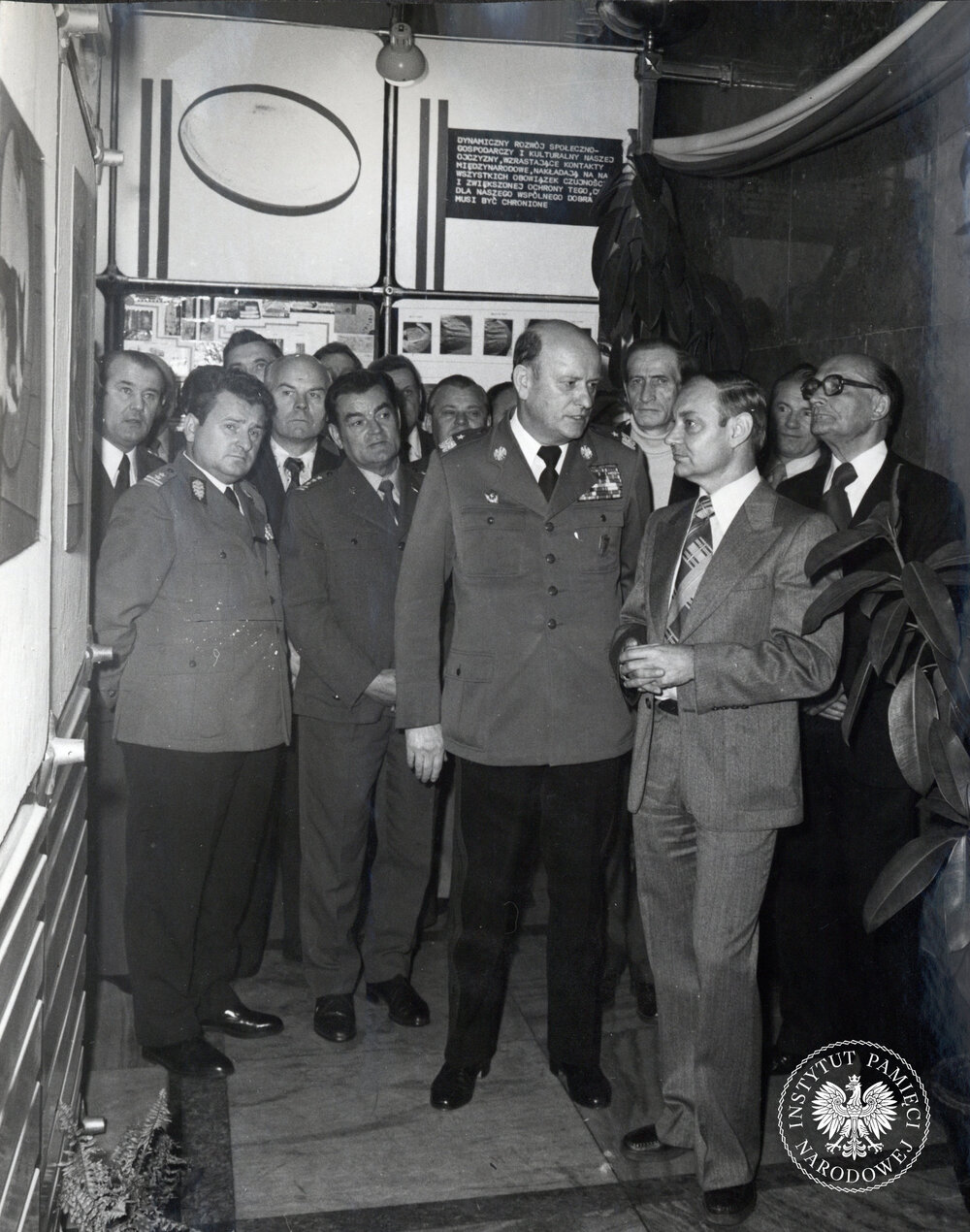 Komendant wojewódzki MO, gen. Benedykt Cader podczas otwarcia wystawy „W służbie dla Społeczeństwa”, październik 1977 r. (IPN Ka 439/16)