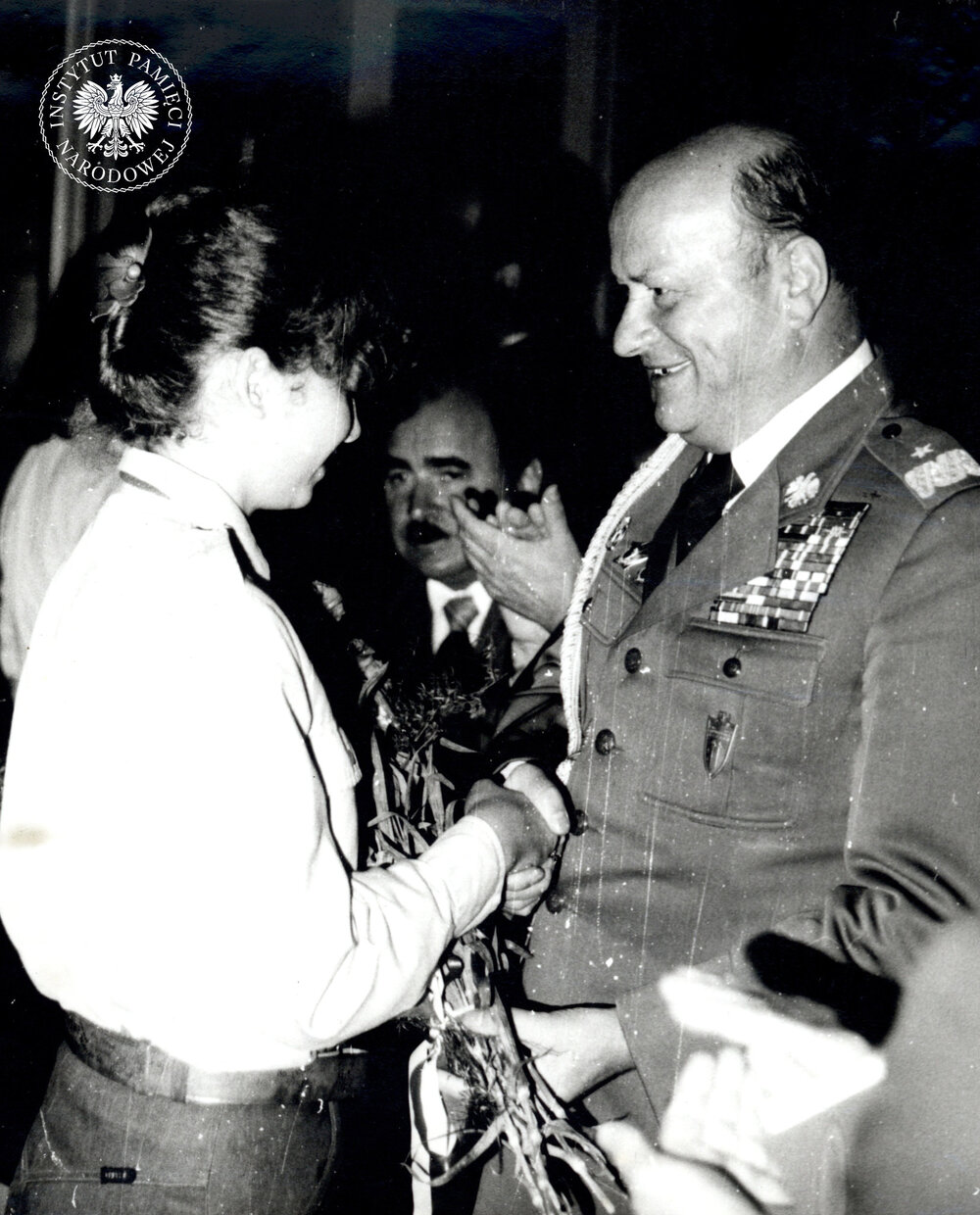 Komendant wojewódzki MO gen. Benedykt Cader przyjmuje życzenia, prawdopodobnie podczas tej samej uroczystości w Bytomiu (IPN Ka 439/22)