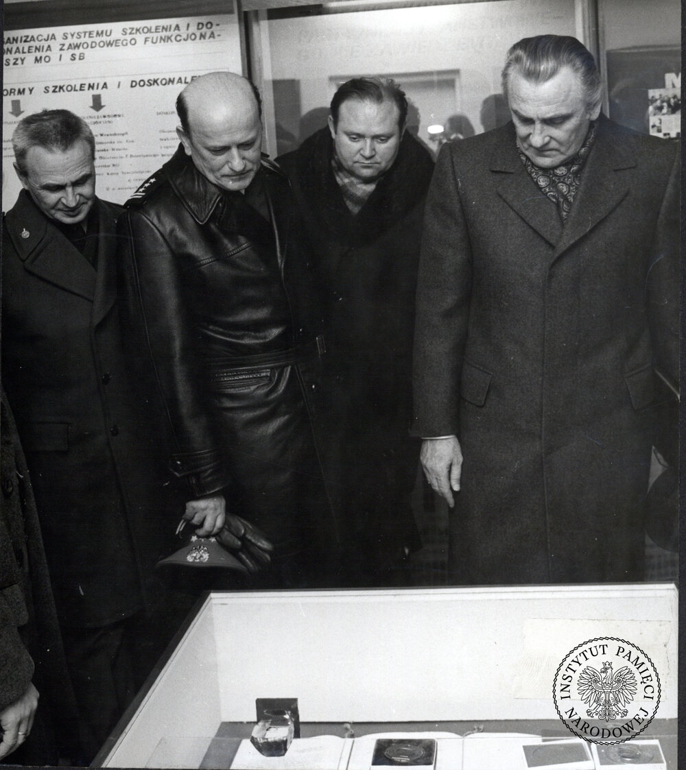 Uroczystości z okazji XXX-lecia MO i SB, 1974 r.: zwiedzanie gabinetu tradycji. Drugi od lewej strony stoi komendant wojewódzki MO, gen. Benedykt Cader (IPN Ka 439/13)