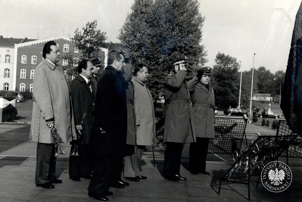 Uroczystości z okazji XXXIII rocznicy powołania MO i SB, październik 1977 r.: „warta honorowa kierownictwa służbowego i partyjnego KW MO w Katowicach” pod nieistniejącym już pomnikiem Czynu Rewolucyjnego w Sosnowcu (IPN Ka 439/16)