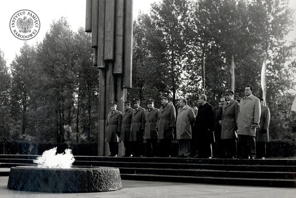 Uroczystości z okazji XXXIII rocznicy powołania MO i SB, październik 1977 r.: „warta honorowa kierownictwa służbowego i partyjnego KW MO w Katowicach” pod nieistniejącym już pomnikiem Czynu Rewolucyjnego w Sosnowcu (IPN Ka 439/16)