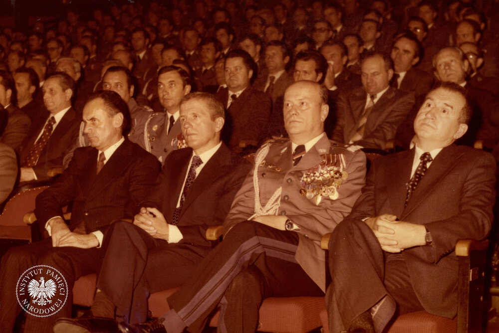 Uroczystości z okazji XXXIII rocznicy powołania MO i SB, październik 1977 r.: „spotkanie aktywu MO i SB z przedstawicielami społeczeństwa woj. katowickiego w Zabrzu”. W pierwszym rzędzie pierwszy od prawej strony siedzi I sekretarz KW PZPR w Katowicach, Zdzisław Grudzień, obok niego – komendant wojewódzki MO, gen. Benedykt Cader (IPN Ka 439/16)