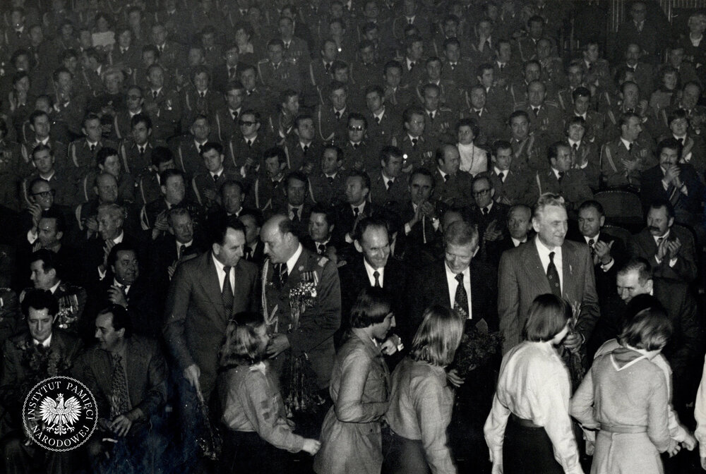 Uroczystości z okazji XXXIII rocznicy powołania MO i SB, październik 1977 r.: „spotkanie aktywu MO i SB z przedstawicielami społeczeństwa woj. katowickiego w Zabrzu” (IPN Ka 439/16)