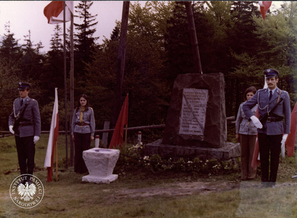 Uroczystości z okazji XXX-lecia MO i SB, 1974 r.: warta honorowa i inne spotkania na Błatniej, gdzie oddawano honory funkcjonariuszom utrwalającym po II wojnie system komunistyczny i zabitym w walkach z żołnierzami niepodległościowego podziemia (IPN Ka 439/13)