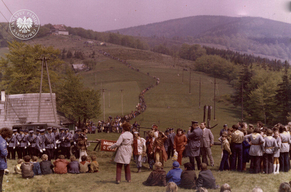 Uroczystości z okazji XXX-lecia MO i SB, 1974 r.: warta honorowa i inne spotkania na Błatniej, gdzie oddawano honory funkcjonariuszom utrwalającym po II wojnie system komunistyczny i zabitym w walkach z żołnierzami niepodległościowego podziemia (IPN Ka 439/13)