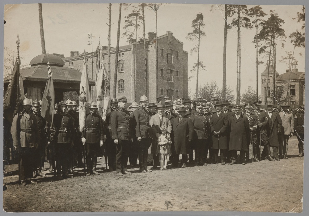 Czesław Marian Kowalski (siódmy w pierwszym rzędzie od lewej) na zjeździe strażackim w Zawierciu 4 maja 1927 r.
Fotografia ze zbiorów Haliny z d. Baruch Kamińskiej (Mamelokowej). Źródło: https://kolekcje.polin.pl/
