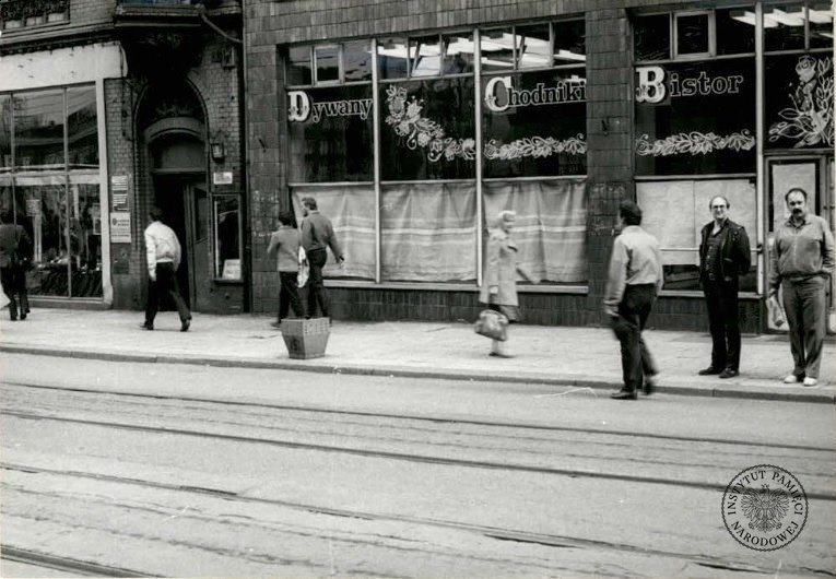 Katowice, ul. 3 Maja. W tle widoczny jest fragment kamienicy „Pod Butem”, ulokowanej pod nr. 6–8 (IPN Ka 048/1954)