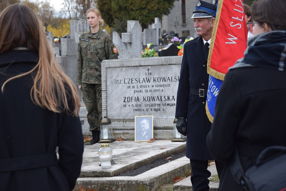 Oznaczenia grobu powstańca śląskiego Czesława Kowalskiego znakiem pamięci „Tobie Polsko”. Fot. Danuta Mikoda/IPN