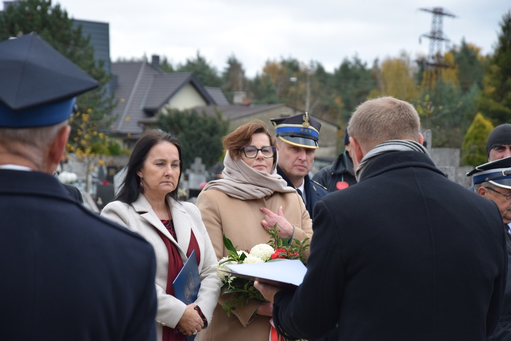 Oznaczenia grobu powstańca śląskiego Czesława Kowalskiego znakiem pamięci „Tobie Polsko”. Fot. Danuta Mikoda/IPN