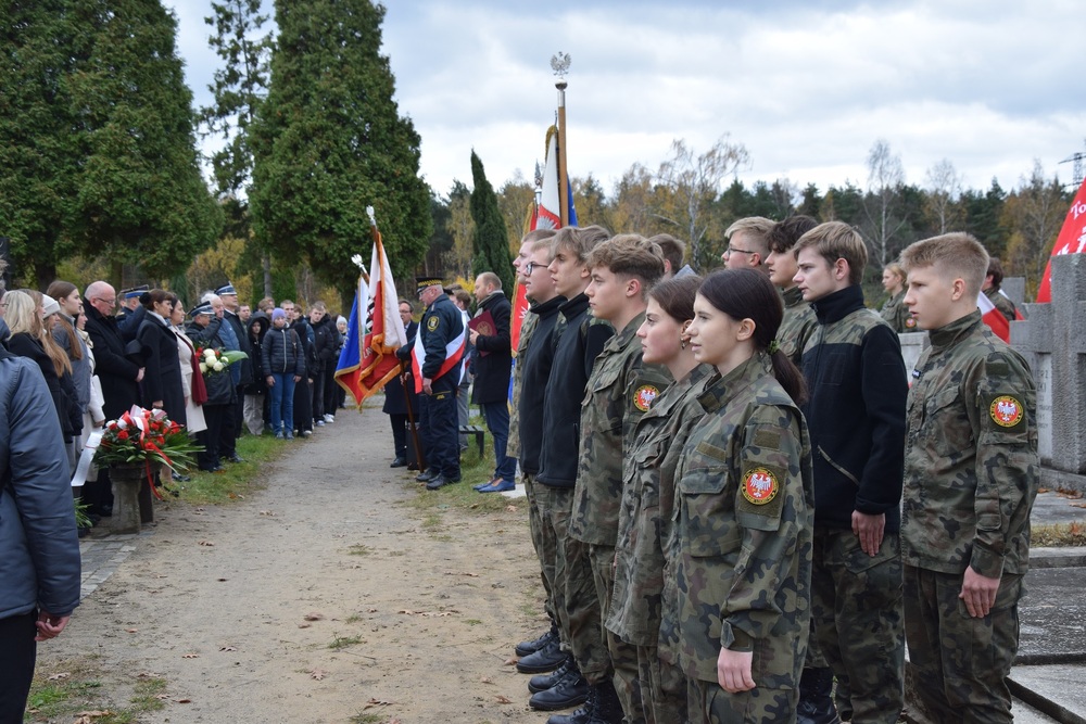 Oznaczenia grobu powstańca śląskiego Czesława Kowalskiego znakiem pamięci „Tobie Polsko”. Fot. Danuta Mikoda/IPN