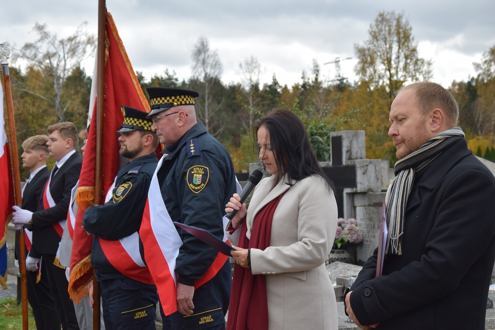 Oznaczenia grobu powstańca śląskiego Czesława Kowalskiego znakiem pamięci „Tobie Polsko”. Fot. Danuta Mikoda/IPN