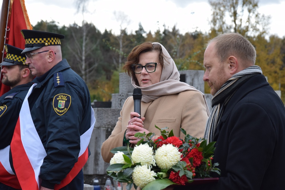 Oznaczenia grobu powstańca śląskiego Czesława Kowalskiego znakiem pamięci „Tobie Polsko”. Fot. Danuta Mikoda/IPN