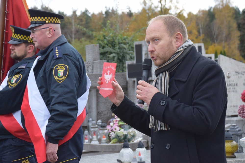 Oznaczenia grobu powstańca śląskiego Czesława Kowalskiego znakiem pamięci „Tobie Polsko”. Fot. Danuta Mikoda/IPN