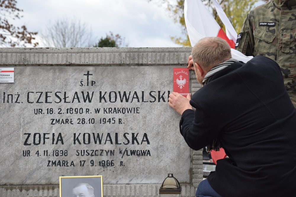 Oznaczenia grobu powstańca śląskiego Czesława Kowalskiego znakiem pamięci „Tobie Polsko”. Fot. Danuta Mikoda/IPN