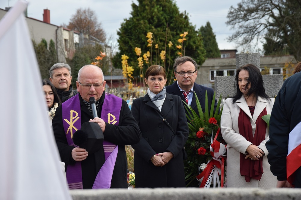 Oznaczenia grobu powstańca śląskiego Czesława Kowalskiego znakiem pamięci „Tobie Polsko”. Fot. Danuta Mikoda/IPN