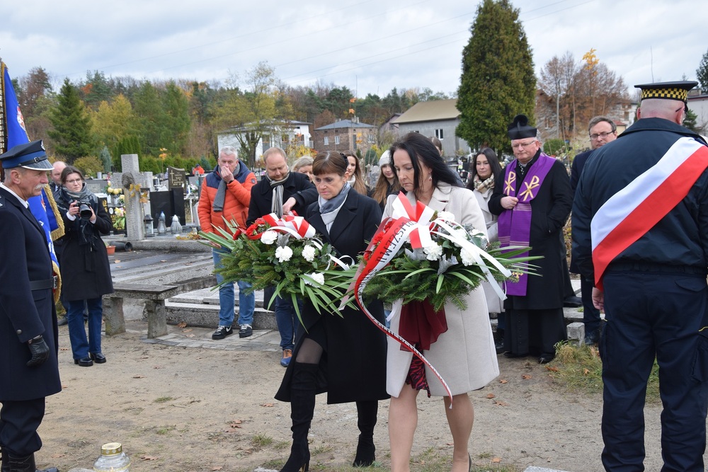 Oznaczenia grobu powstańca śląskiego Czesława Kowalskiego znakiem pamięci „Tobie Polsko”. Fot. Danuta Mikoda/IPN