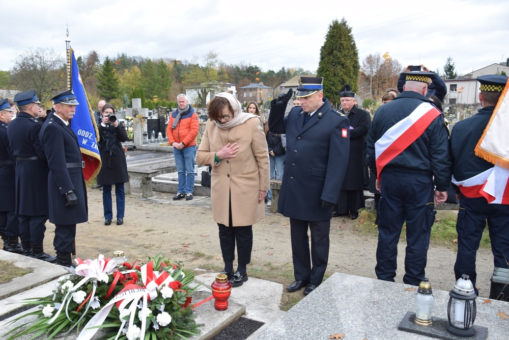 Oznaczenia grobu powstańca śląskiego Czesława Kowalskiego znakiem pamięci „Tobie Polsko”. Fot. Danuta Mikoda/IPN