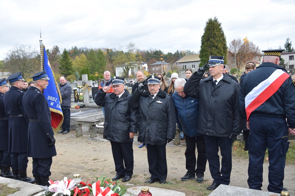 Oznaczenia grobu powstańca śląskiego Czesława Kowalskiego znakiem pamięci „Tobie Polsko”. Fot. Danuta Mikoda/IPN