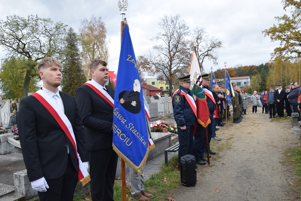 Oznaczenia grobu powstańca śląskiego Czesława Kowalskiego znakiem pamięci „Tobie Polsko”. Fot. Danuta Mikoda/IPN